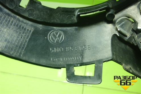 Накладка на решетку радиатора (5N0853655) для Volkswagen Tiguan с 2011-2016г (Тигуан)