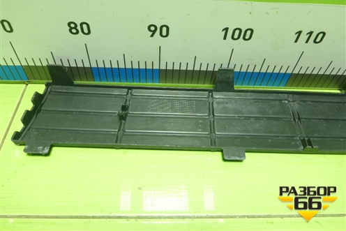 Накладка на решетку переднего бампера (после 2015г) (6RU853678A) для Volkswagen Polo (седан) с 2010г (Поло)