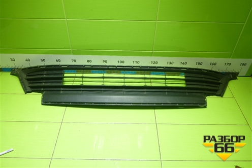 Решетка в передний бампер центральная (нижняя после 2015г) (5311342080) для Toyota Rav-4 с 2012-2019г (Рав 4)