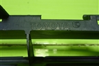 Решетка в передний бампер центральная (5311202080) для Toyota Auris с 2006-2012г (Аурис)