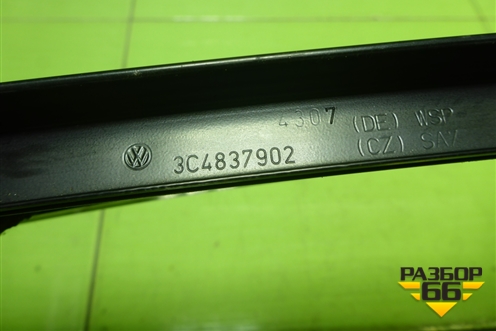 Накладка двери передней правой (на рамку) (3C4837902) для Volkswagen Passat (B6) с 2005-2010г (Пассат Б6)