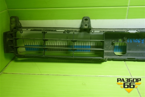 Решетка в передний бампер центральная (после 2012 г до 2015 г) (5311260110) для Toyota Land Cruiser (200) с 2008г (Ленд Крузер)